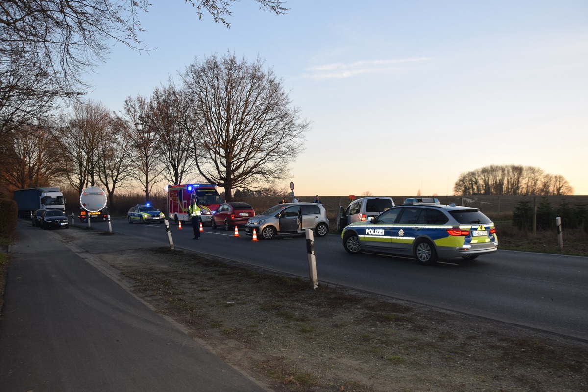 POL-HF: Verletzte bei Auffahrunfall - 
Drei Wagen fahren ineinander