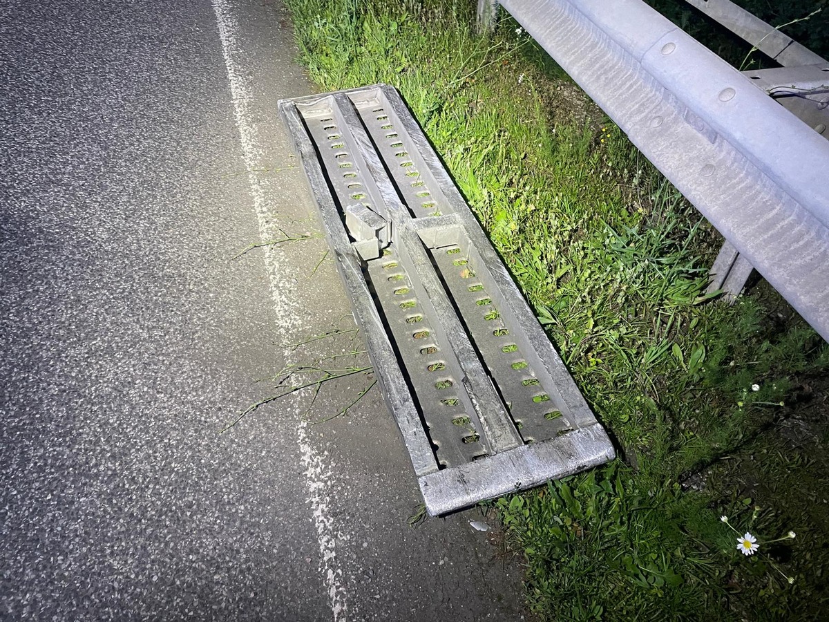 POL-VDMZ: Mehrere beschädigte Fahrzeuge durch verlorene Ladung auf der A61