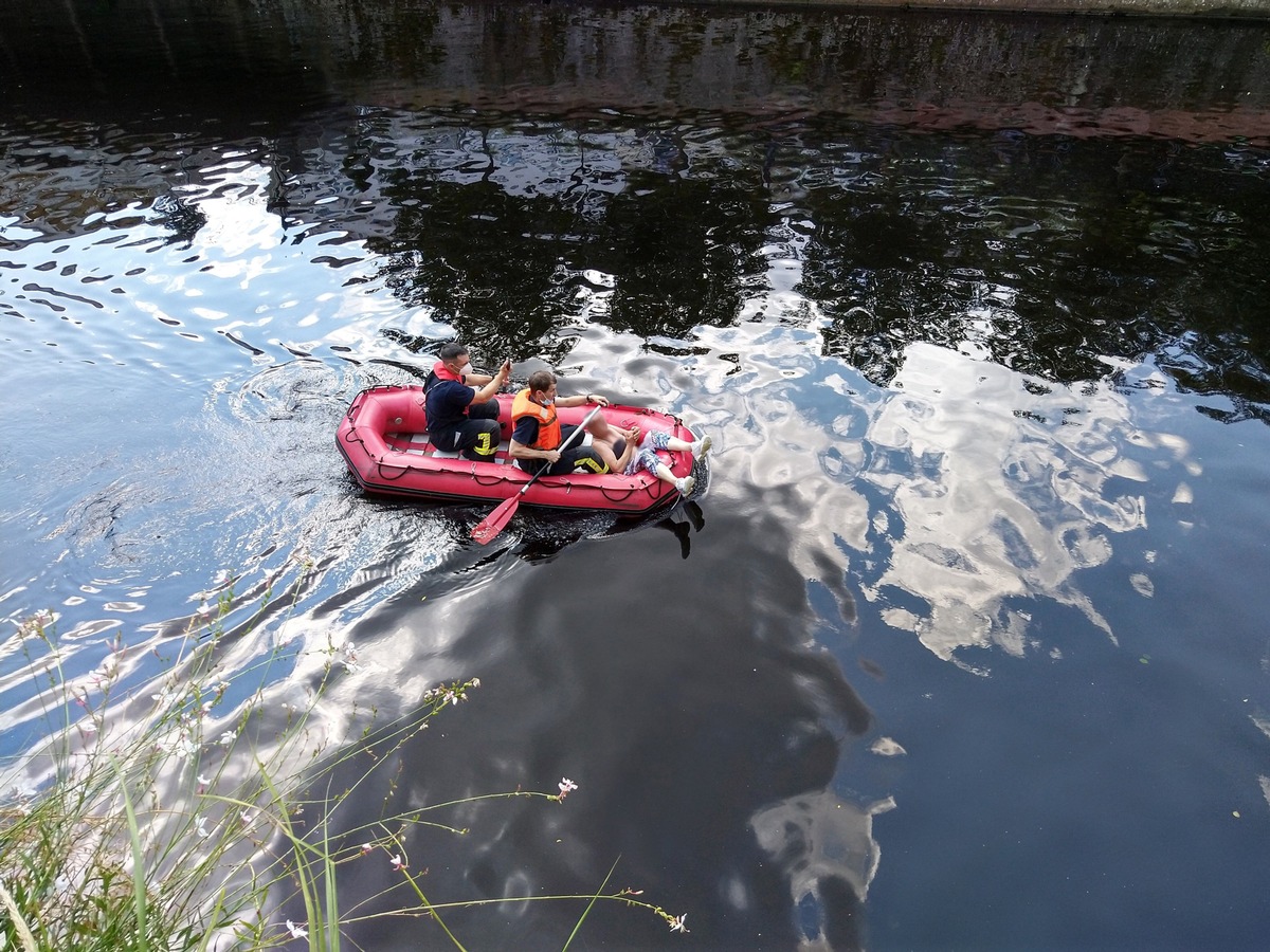 FW Pforzheim: Person in Enz löst Großeinsatz von Feuerwehr, Rettungsdienst und DLRG aus