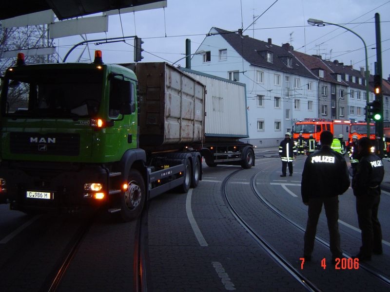 FW-E: LKW-Anhänger unter Brücke verkeilt