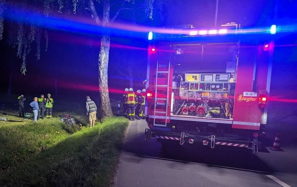 POL-STD: 23-jähriger Motorradfahre bei Unfall lebensgefährlich verletzt, Einbrecher in Containergebäude in Stade, Unbekannte dringen in Krautsander Beachclub und Veranstaltungsscheune in Freiburg ein