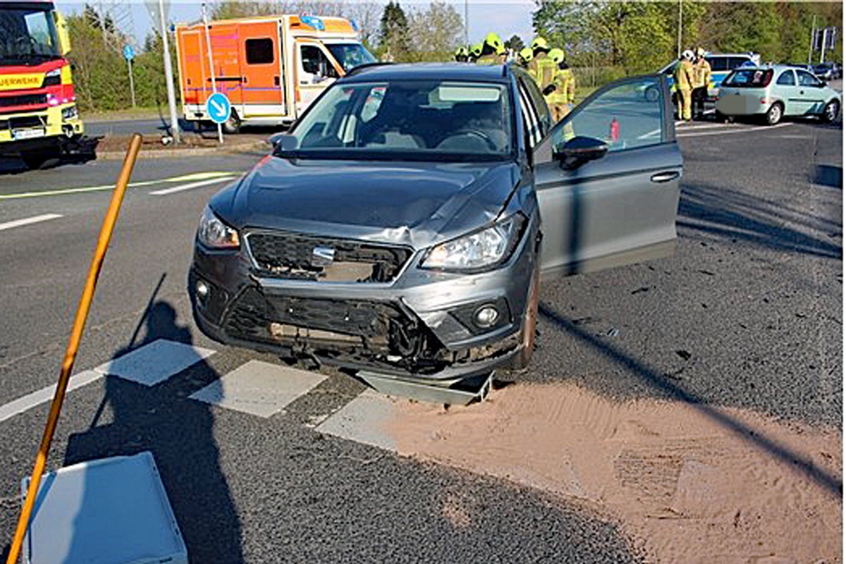 POL-ME: Zusammenstoß im Einmündungsbereich fordert drei Verletzte - Ratingen - 2304055