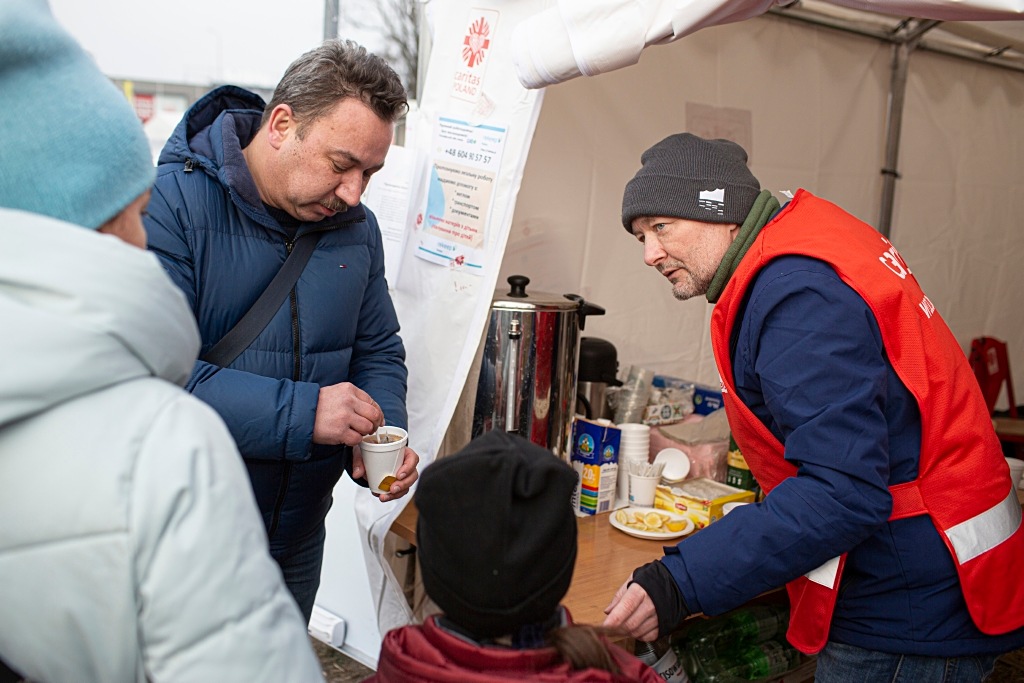 Bilancio intermedio dopo un anno di guerra in Ucraina / Caritas sostiene l&#039;Ucraina con vari milioni e formula delle richieste