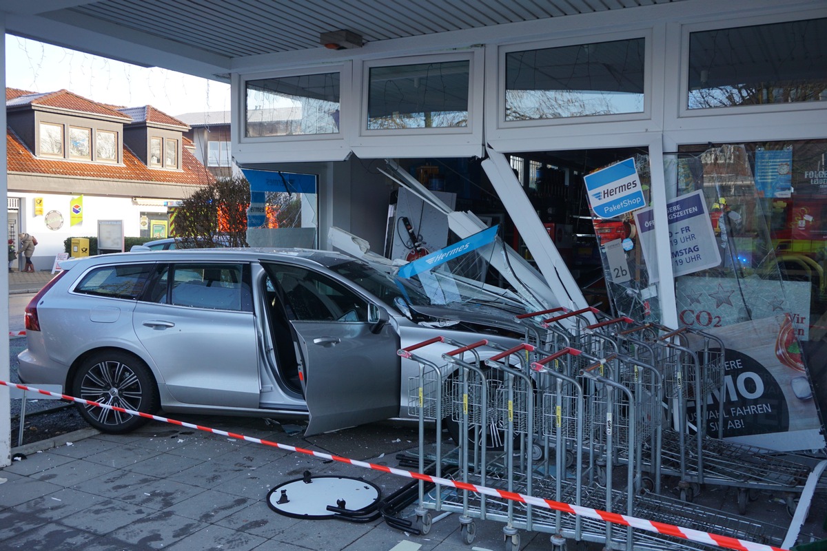 FW Ratingen: PKW fährt in Schaufenster eines Getränkemarktes