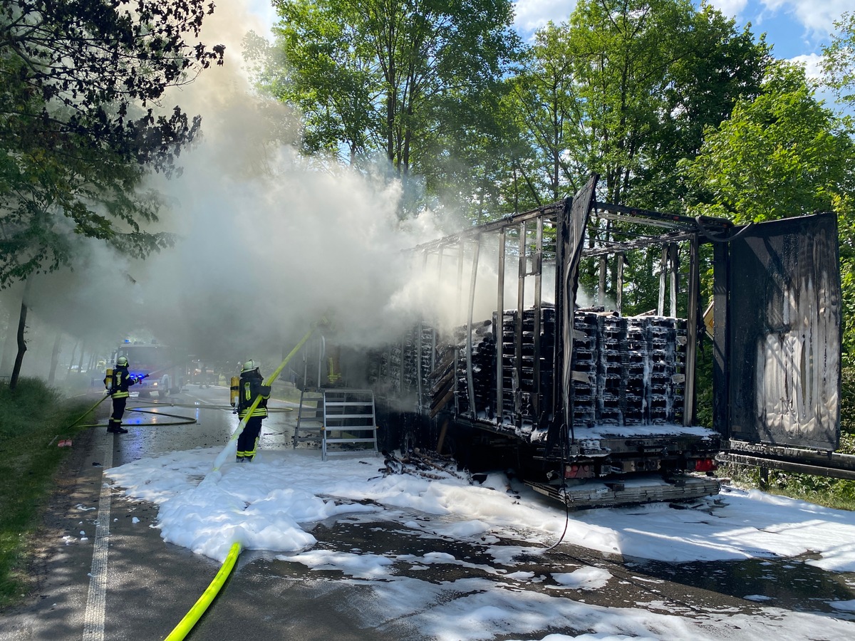 FF Olsberg: LKW Brand auf B480 bei Olsberg - Assinghausen - Bundesstraße gesperrt