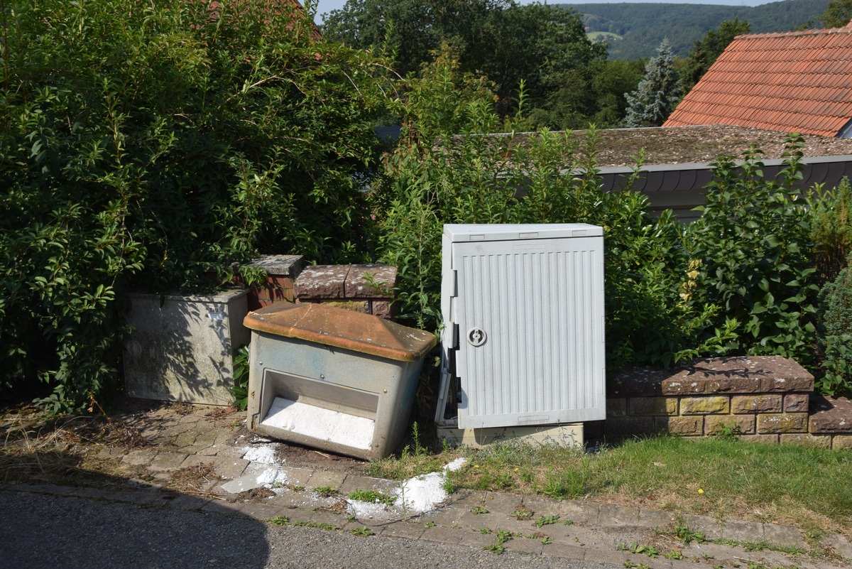 POL-HF: Streusalzlager und Stromkasten beschädigt-
Verursacher flüchtet