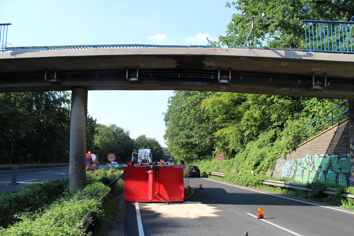 FW-DO: Verkehrsunfall auf der B 54 - LKW-Auflieger stößt vor Fußgängerbrücke