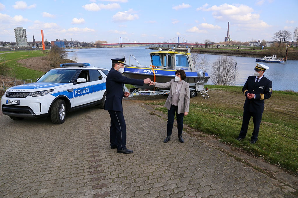 POL-DU: Duisburg: Neue Geländewagen mit trailerbarem Boot für die Wasserschutzpolizei NRW