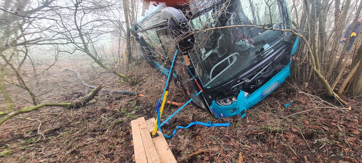 FW-RD: Schulbusunfall mit 30 Kindern in Kosel - keine Schwerverletzten In der Straße Ornumer Weg in Kosel, kam Freitagmorgen (04.03.2022) ein Schulbus von der Fahrbahn ab.