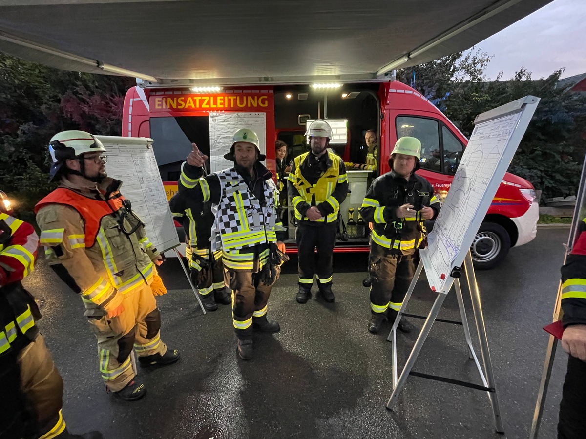 KFV Bodenseekreis: 85 Feuerwehrleute im Einsatz bei Wohnhausbrand