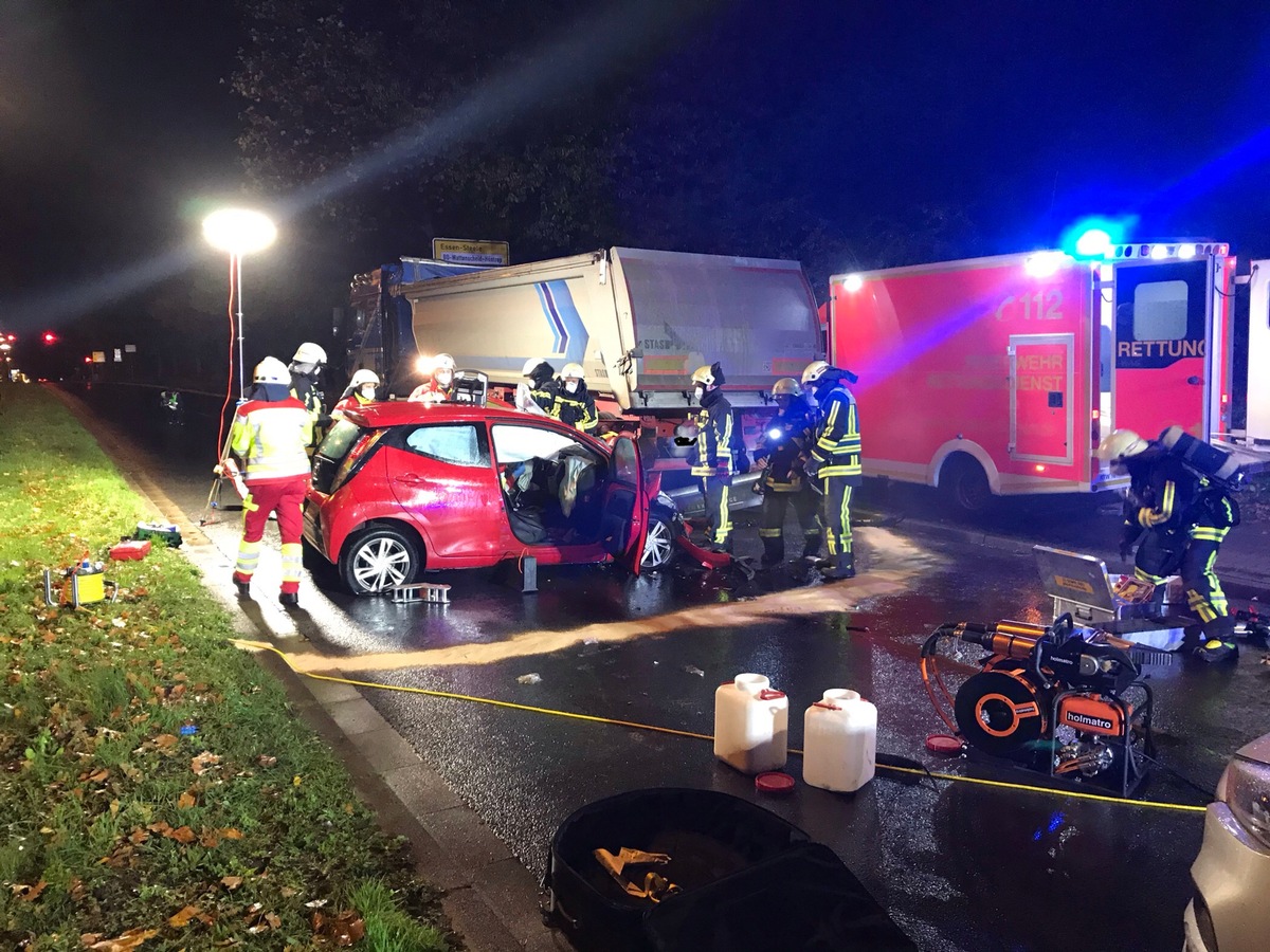 FW-BO: Vier zeitgleiche Verkehrsunfälle halten die Feuerwehr Bochum in Atem