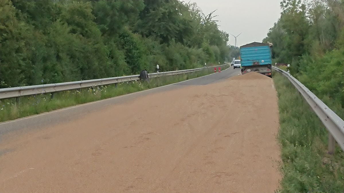 POL-PDNW: Tonnenweise Weizen auf der Holidaypark-Straße