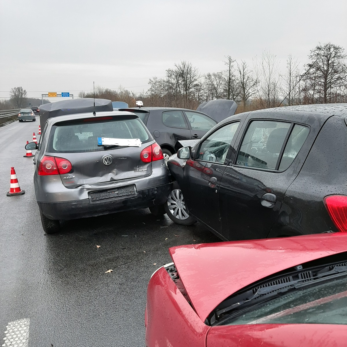 POL-WHV: Ergänzende Pressemeldung zu den drei Verkehrsunfällen auf der B 210 - durch Stauende kam es zum Folgeunfall mit der Beteiligung von sieben Fahrzeugen, es entstand hoher Sachschaden