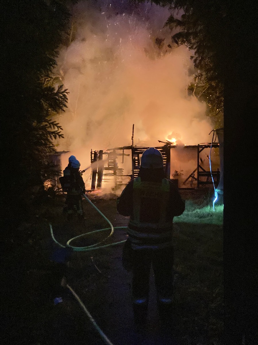 FW-EN: Gartenlaube im Vollbrand - Feuerwehr kann Ausbreitung verhindern