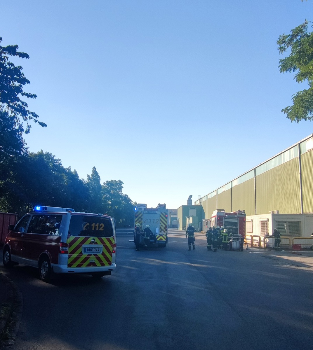 FW Dinslaken: Industriebrand am Abend