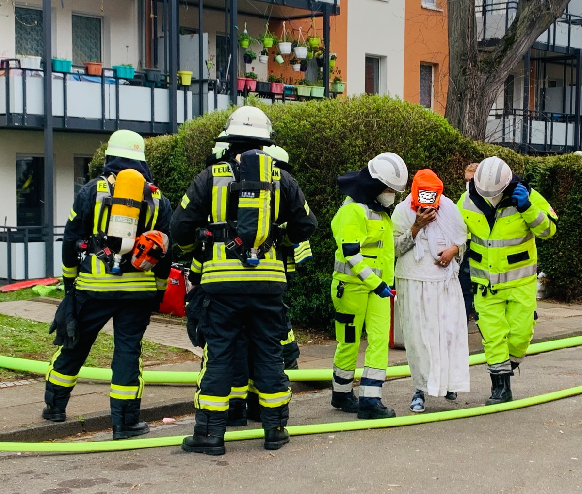 FW-BN: Feuer in Bonn-Castell, vier verletzte Personen.