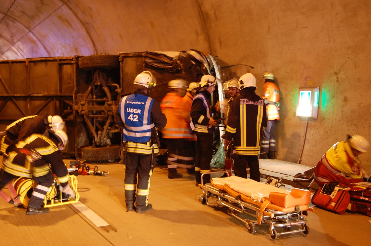 POL-GOE: (1283/2008) Positives Fazit der Verantwortlichen nach der Vollübung im Heidkopftunnel (unsere Meldungen 1281 und 1282 vom 09.10.2008) - Fotos im Download