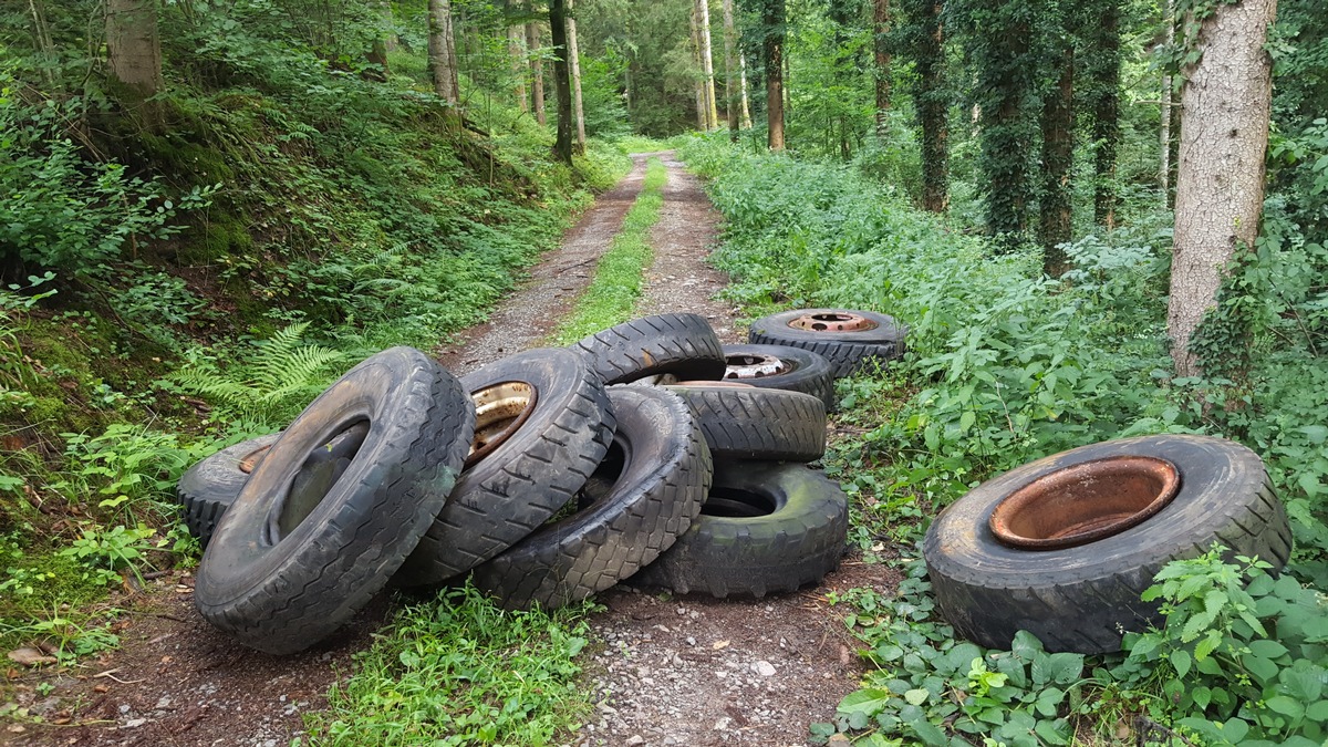 POL-OG: Oberharmersbach - Große Menge Altreifen im Wald entsorgt, Zeugen gesucht