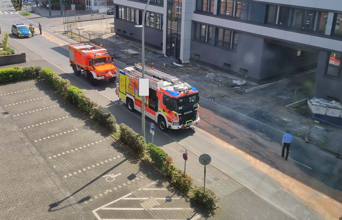 POL-PB: Öl auf der Fahrbahn sorgt für Straßensperrung