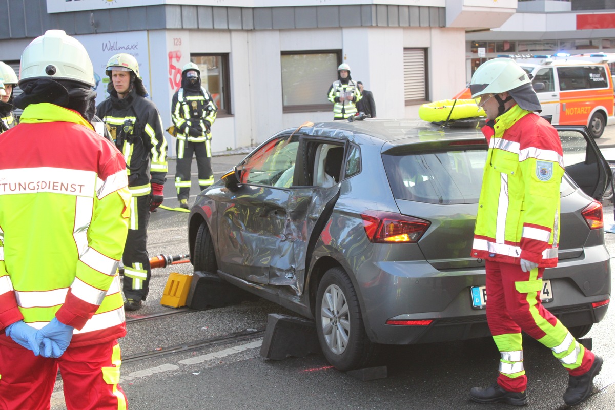 FW-BO: Verkehrsunfall mit PKW und Straßenbahn in Bochum