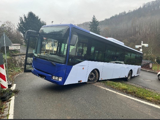 POL-PDMT: Laurenburg. Bus verursacht Schaden und fährt sich fest