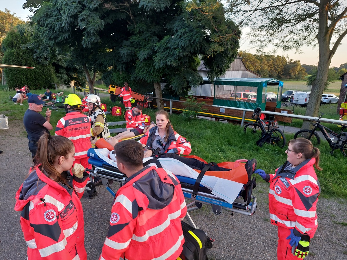 FW Ratingen: Gemeinsame Übung mit der Johanniter-Unfall-Hilfe - Unfall eines Planwagens