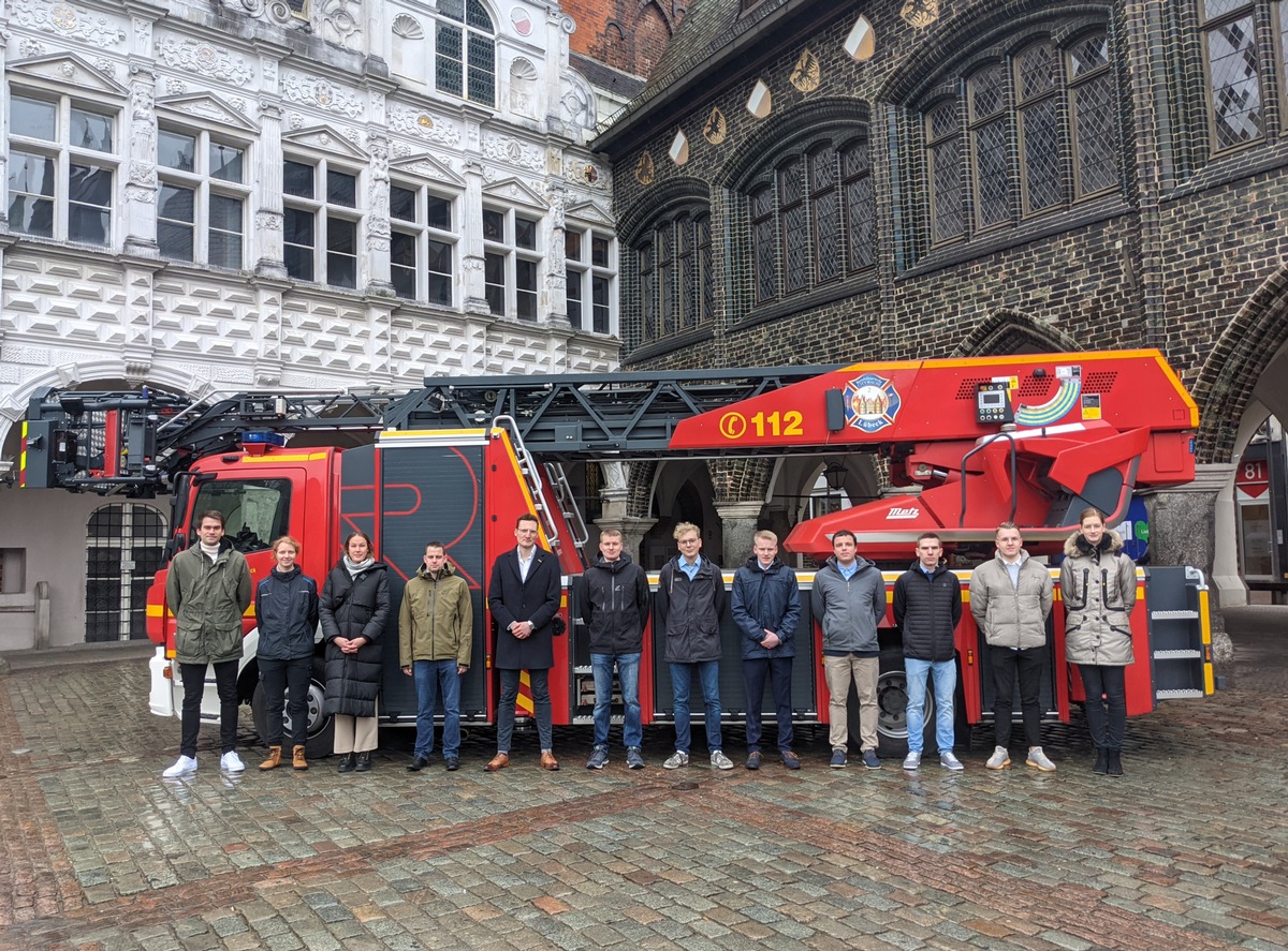 FW-HL: Ernennung und Vereidigung bei der Berufsfeuerwehr Lübeck / Zwölf Beamten-Anwärter:innen beginnen ihre Ausbildung in Lübeck