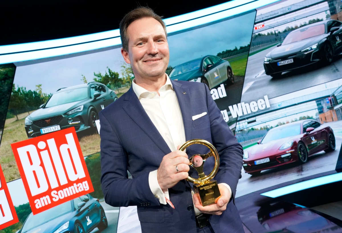 ŠKODA ENYAQ iV gewinnt Goldenes Lenkrad 2021 als bestes Elektro-SUV