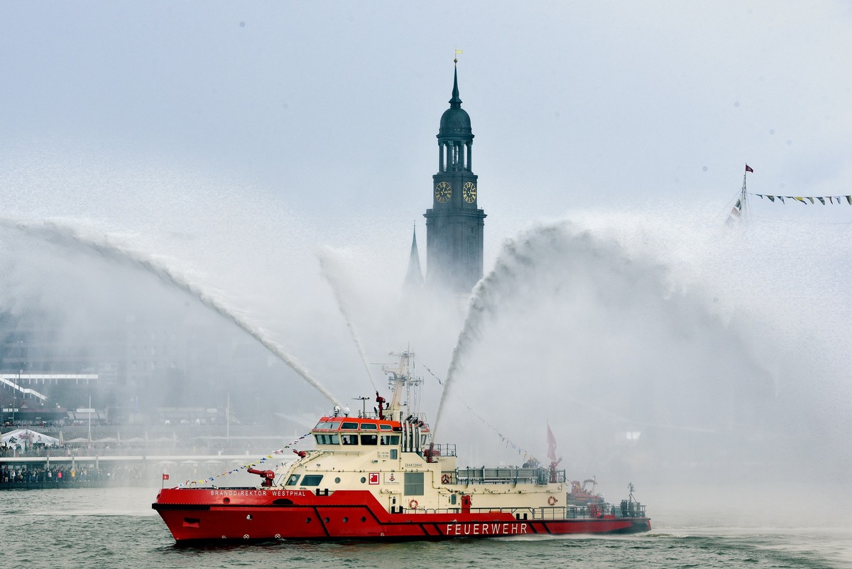 Maritimes Spektakel auf der Elbe beim Hafengeburtstag Hamburg / Bühne frei für das Ballett der Schlepper und Tänzer