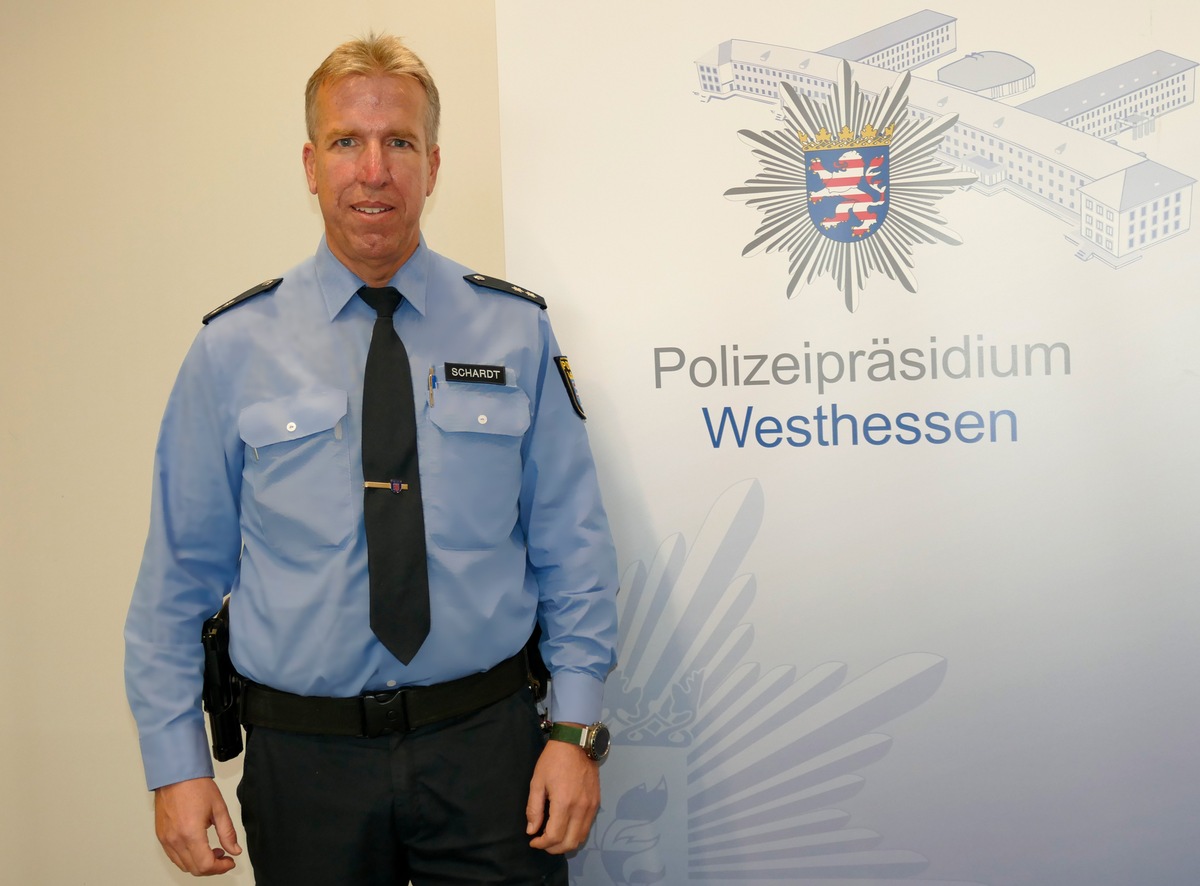 POL-LM: Staffelübergabe des Schutzmanns vor Ort bei der Polizeistation Limburg