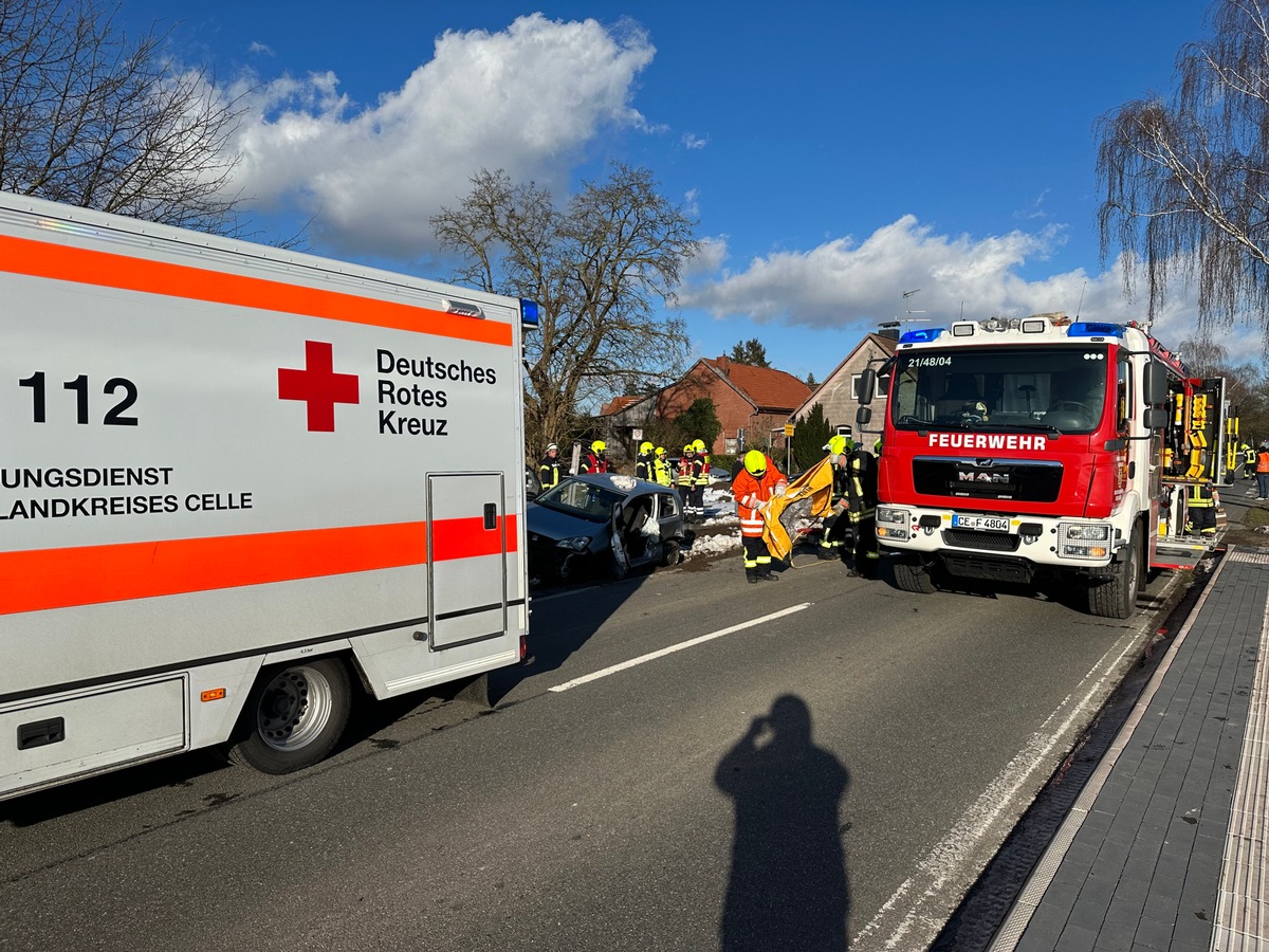 FW Flotwedel: Feuerwehr und Rettungsdienst befreien eingeschlossenen Fahrzeugführer nach Verkehrsunfall