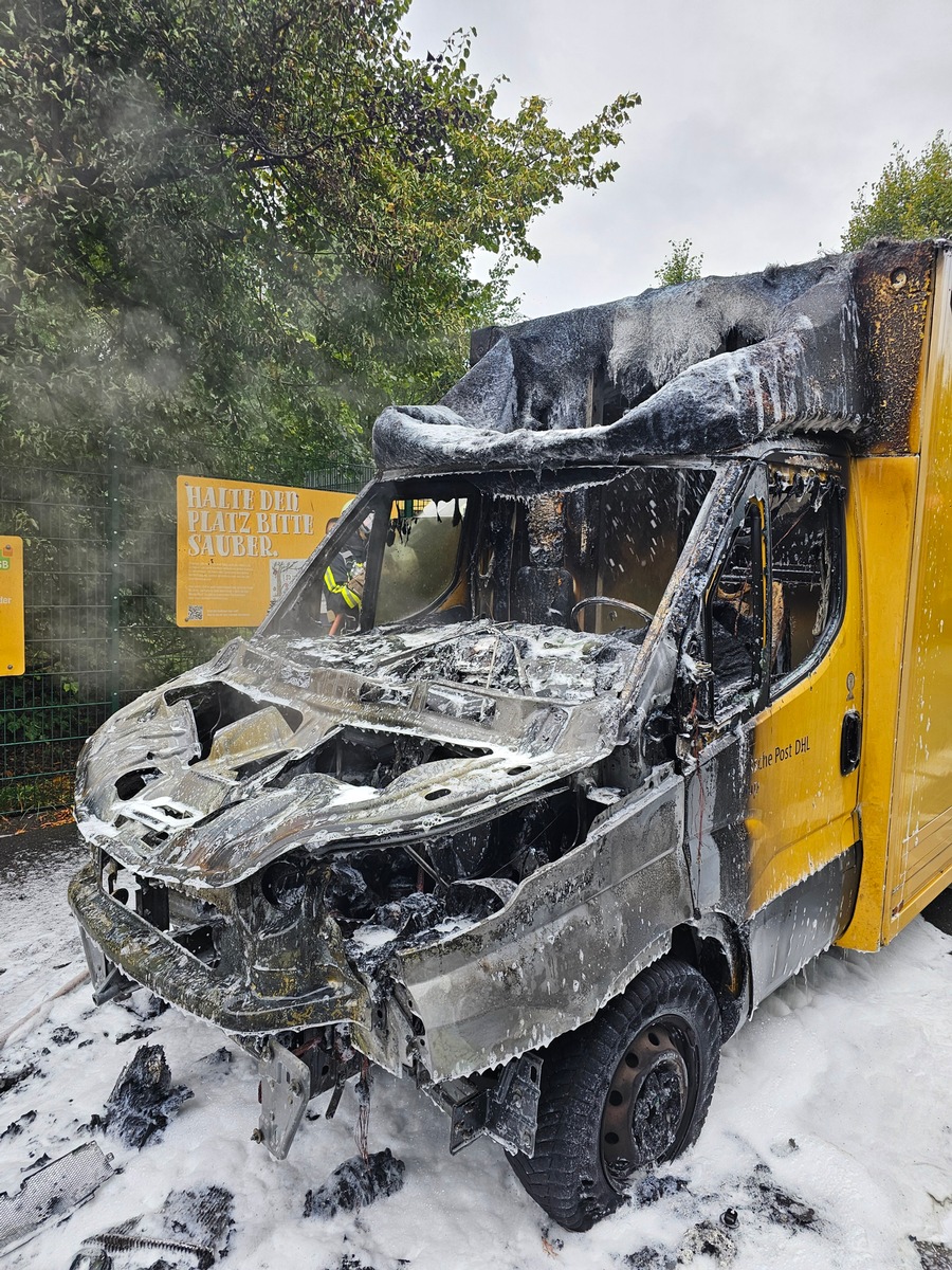 FW-BO: Lieferwagen brennt in voller Ausdehnung