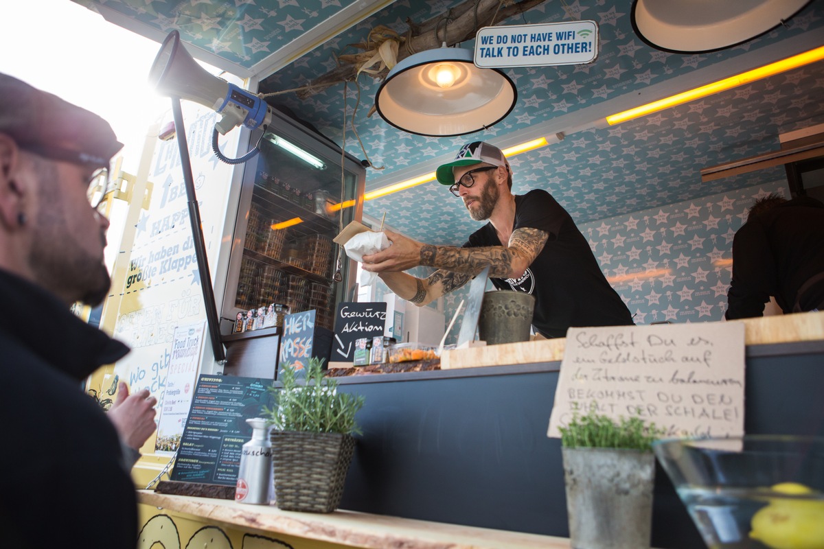 Sechsundzwanzig Food Trucks und ein Tim Mälzer / Deutschlands größtes Food Truck Event in Nürnberg