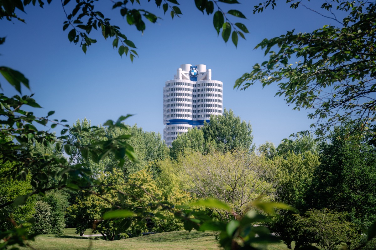 Der 50. Geburtstag BMW Hochhaus: Deutschlandpremiere mit Fassadentänzer Bandaloop