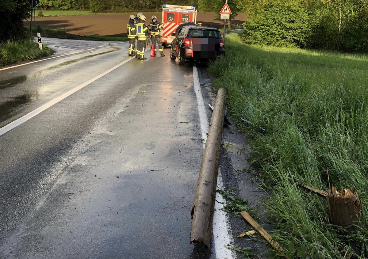 FW-EN: Fahrzeug prallt vor Strommast