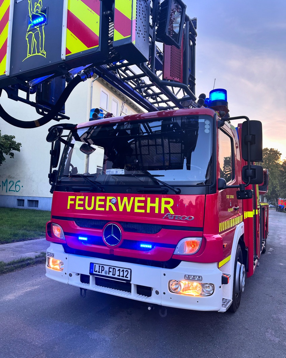 FW-DT: Rauchmelder schlägt Alarm - Falschparker behindern Drehleiter