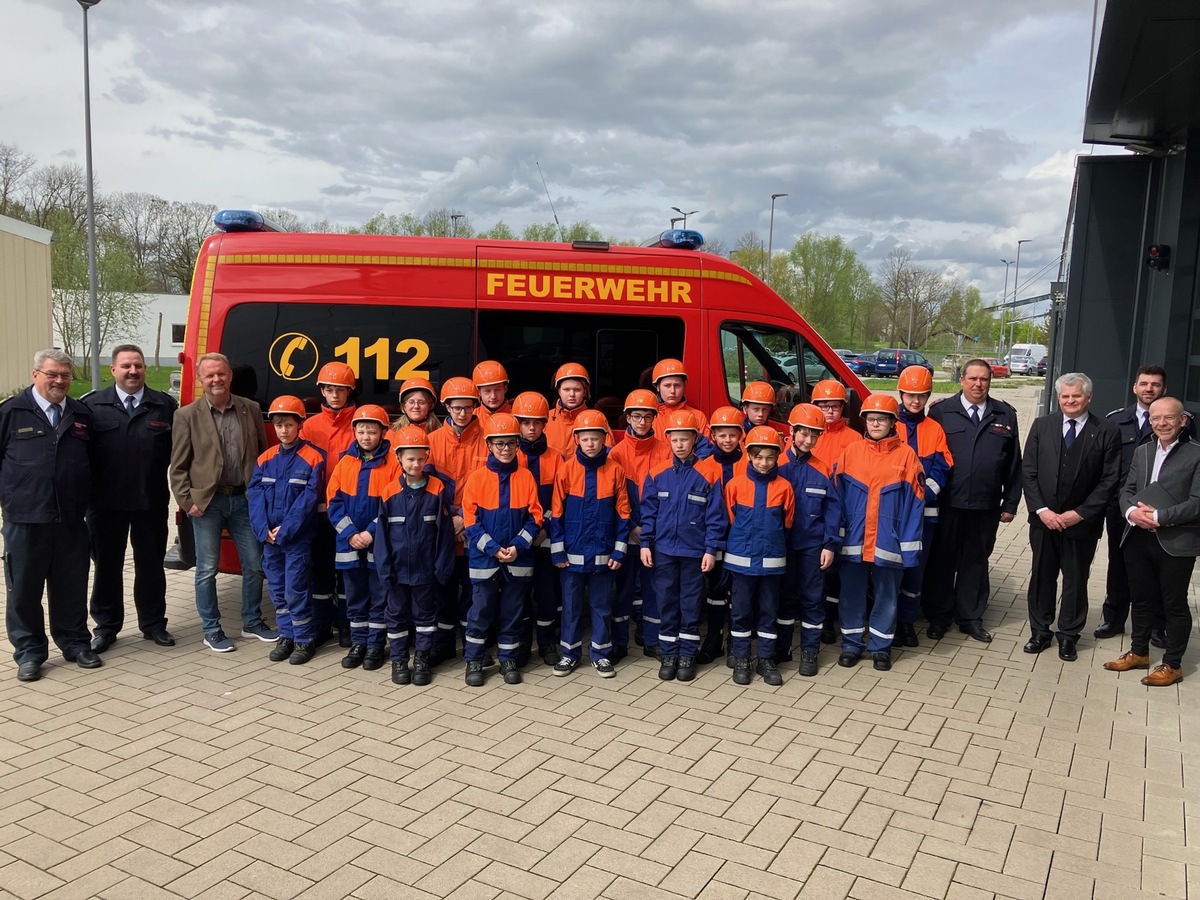 FW Alpen: Fahrzeugeinweihung und Übergabe der neuen Jugendfeuerwehr-Helme in Alpen