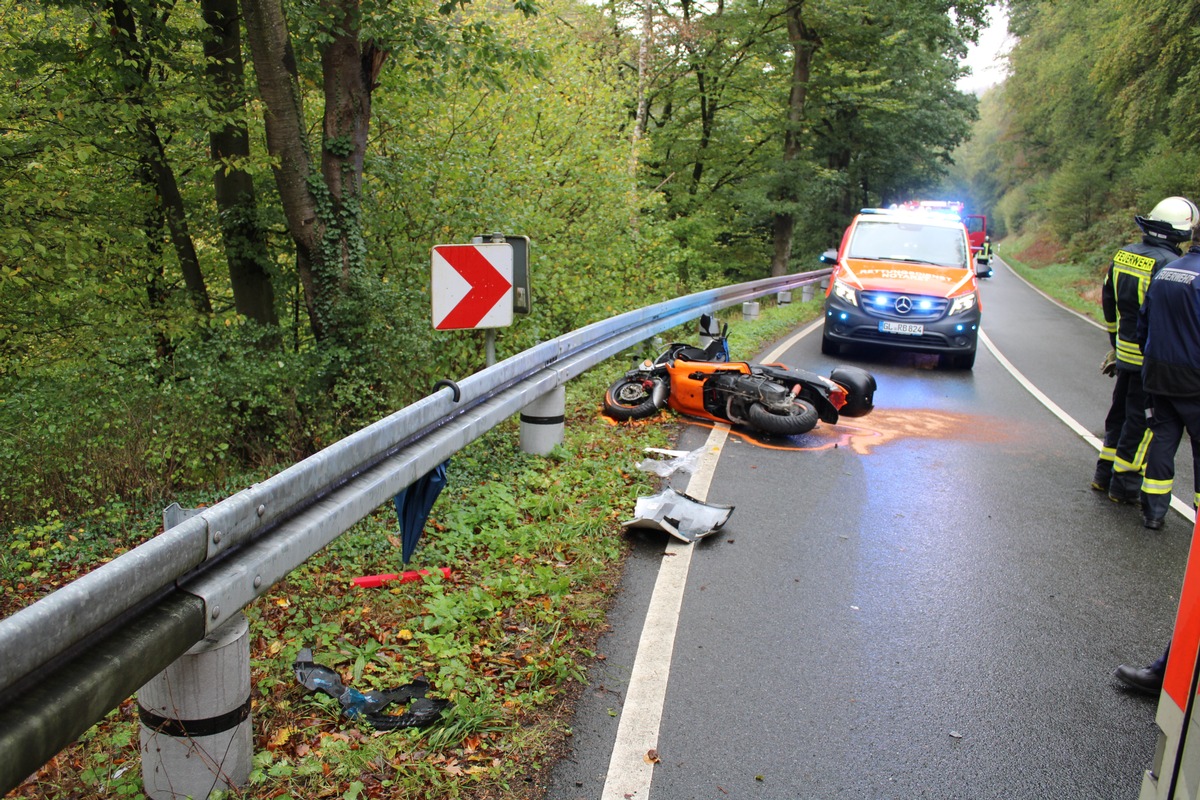 POL-RBK: Kürten - Kleinkraftrad rutscht in den Gegenverkehr