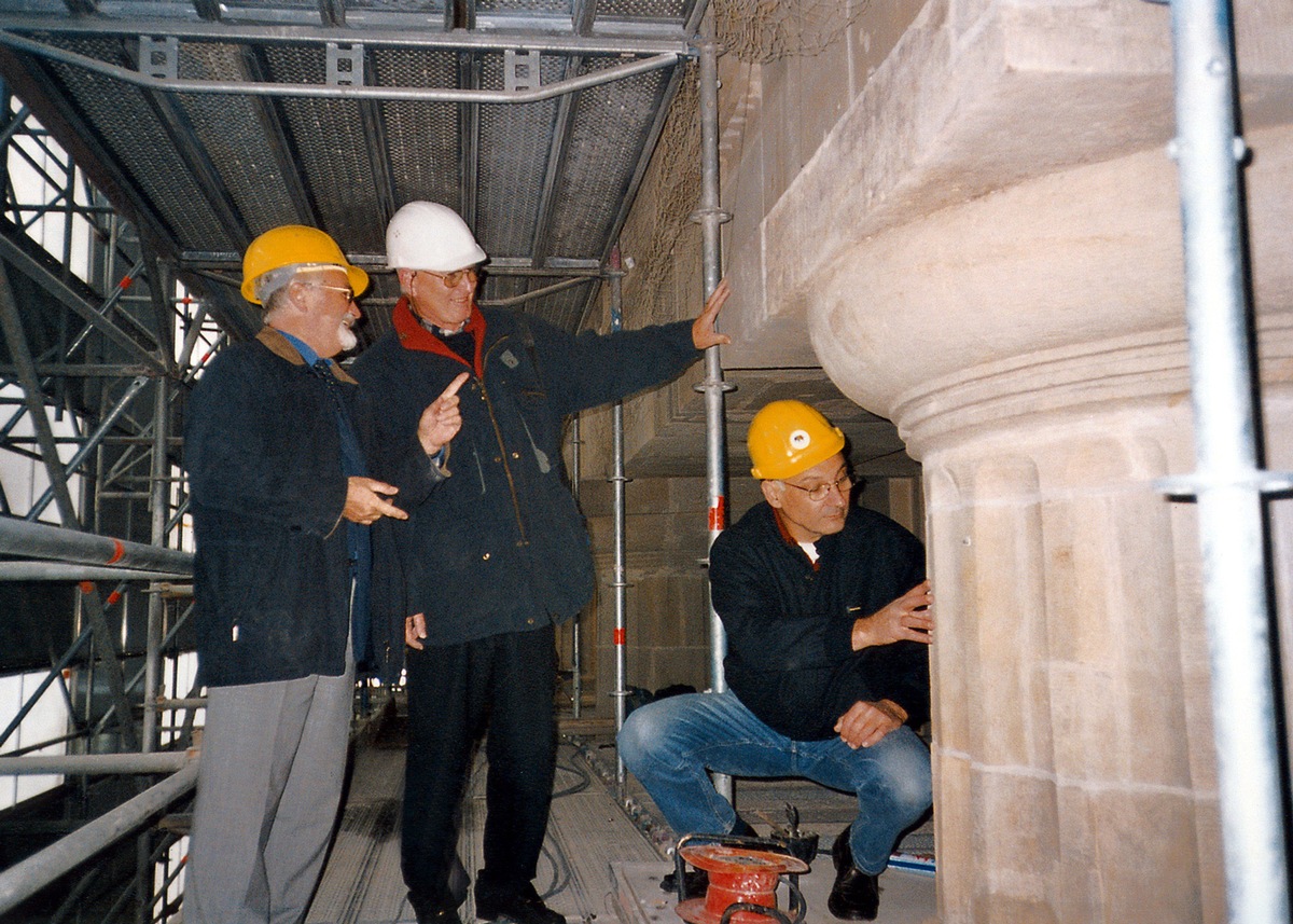 Caparol-Firmengruppe als Sponsor / Brandenburger Tor in der Hand von Restauratoren und Handwerkern