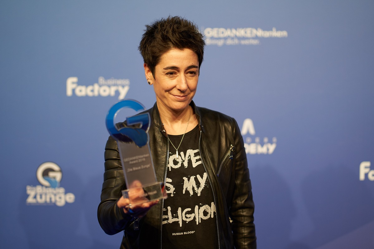 Dunja Hayali und Peter Maffay erhalten den ersten GEDANKENtanken-Award - Carolin Kebekus und Bettina Böttinger würdigten die Preisträger vor 15.000 Gästen in der LANXESS arena