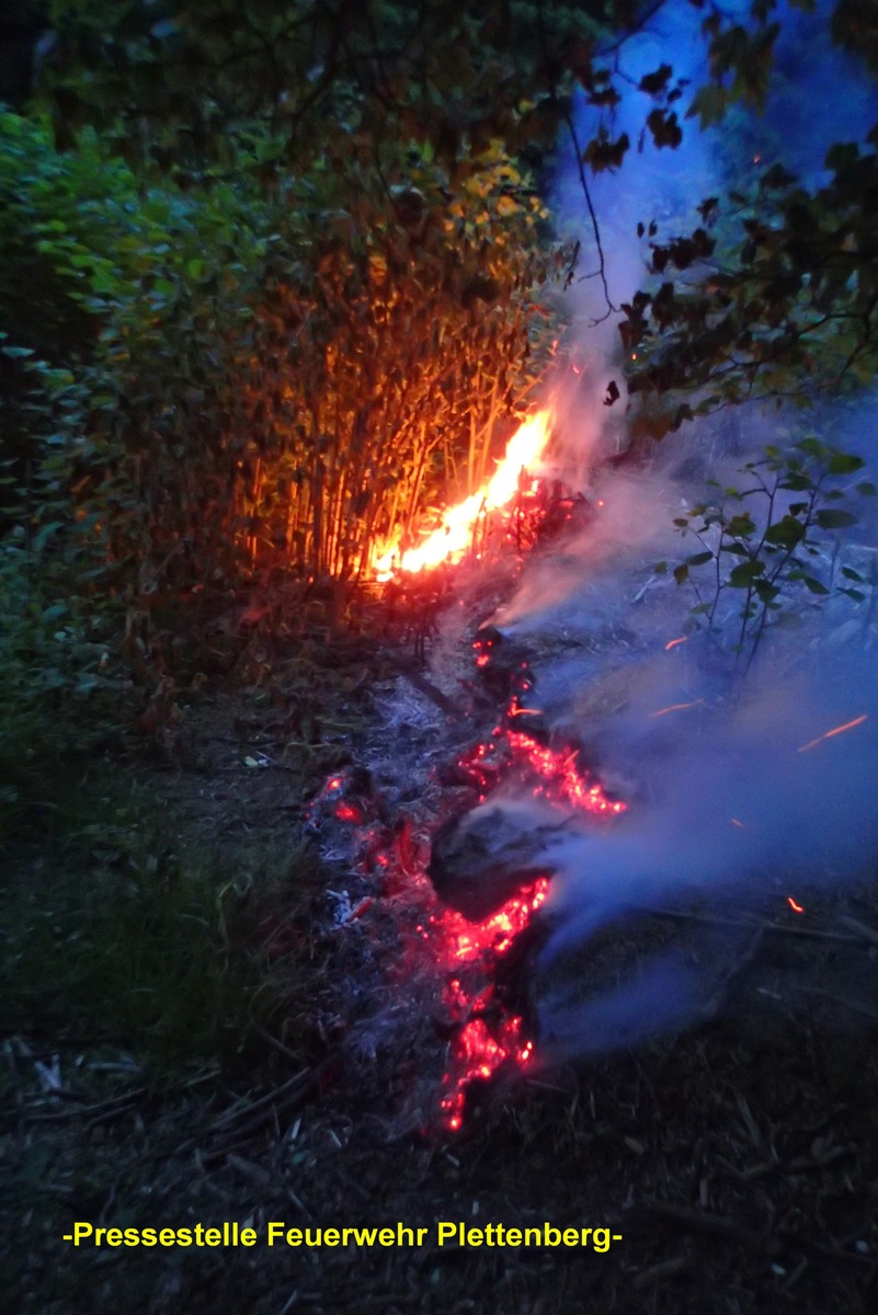 FW-PL: Unterholz brannte im OT-Eiringhausen. Achtlos weggeworfene Grillkohle vermutlich Brandursache.