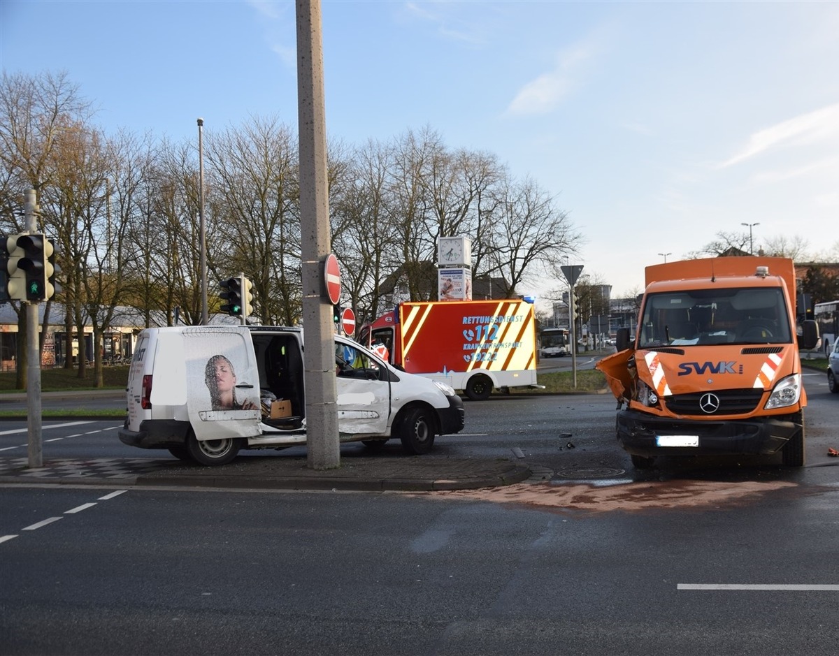 POL-HF: Verkehrsunfall mit hohem Sachschaden- Zusammenstoß auf der Bahnhofskreuzung