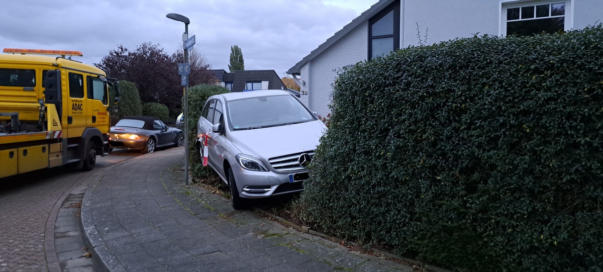 POL-NI: Rückwärts in die Hecke gefahren - Gas und Bremse verwechselt