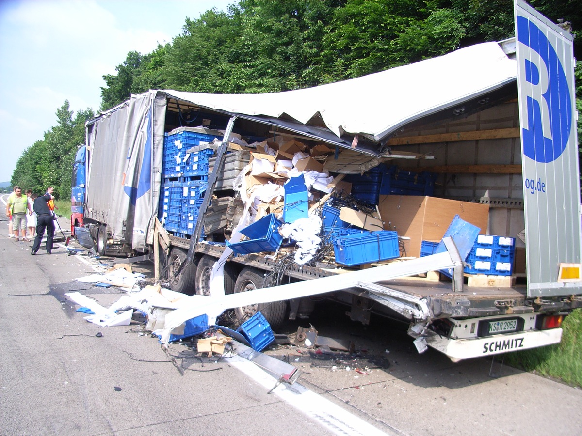 POL-HI: Schwerer Lkw-Unfall auf der Autobahn bei Bockenem Wie durch ein Wunder wurde niemand verletzt