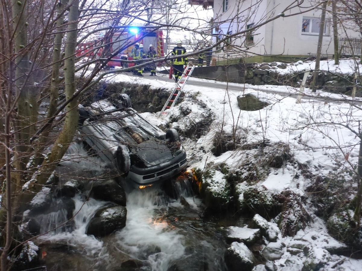 POL-FR: Münstertal - Pkw landet bei Schneeglätte im Bach