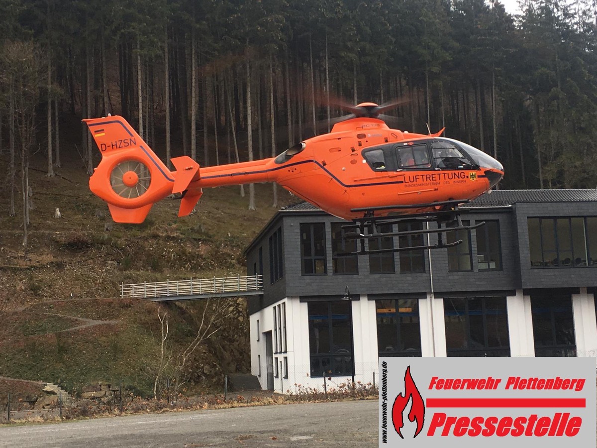 FW-PL: OT-Stadtmitte. Rettungshubschrauber fliegt Verletzten nach Leitersturz in Unfallklinik.