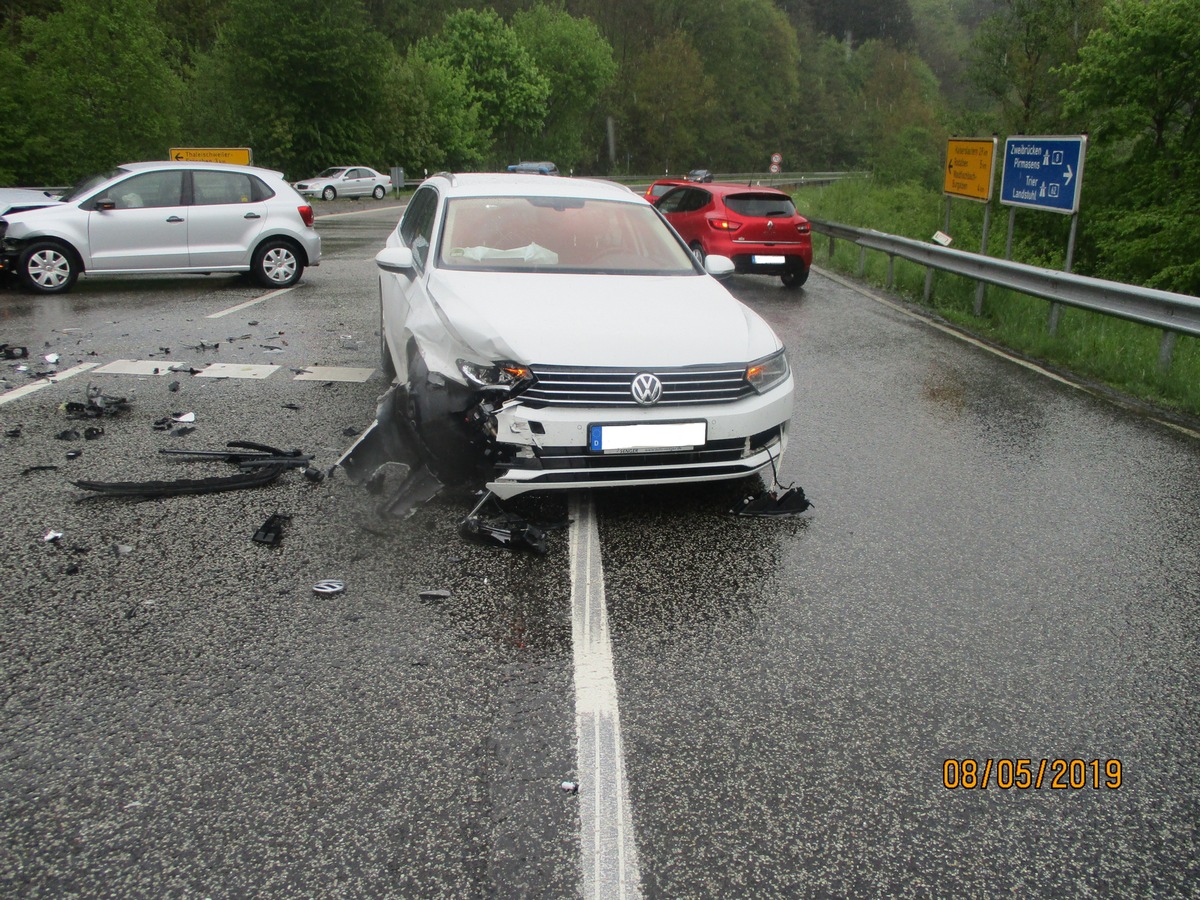 POL-PDPS: Unfall mit hohem Sachschaden und 2 verletzten Personen