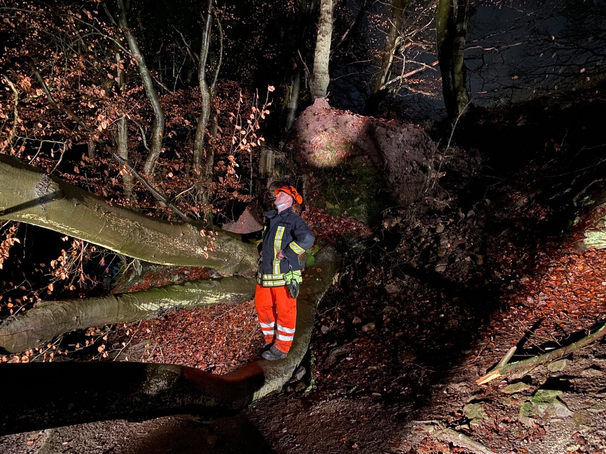 FW-DO: 04.01.2022 - Technische Hilfeleistung in Syburg Feuerwehr sorgt für warme Wohnungen