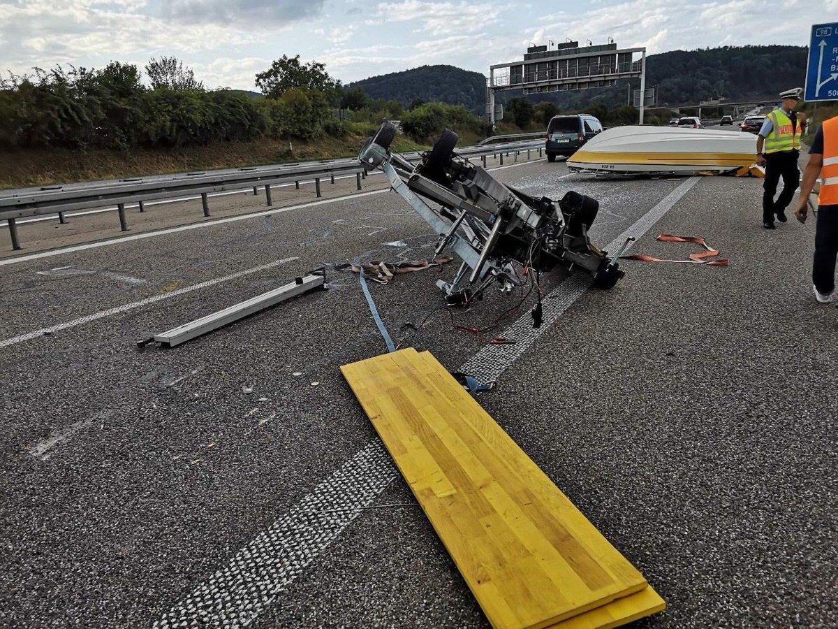 POL-FR: Rheinfelden: Boot landet auf der Autobahn