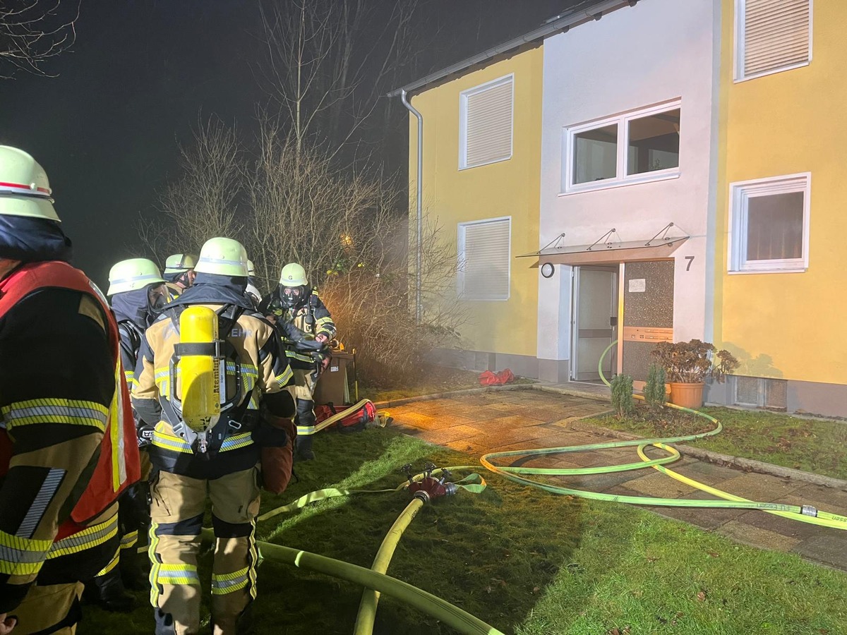 FW-E: Kellerbrand in einem Mehrfamilienhaus - ein Anwohner verletzt